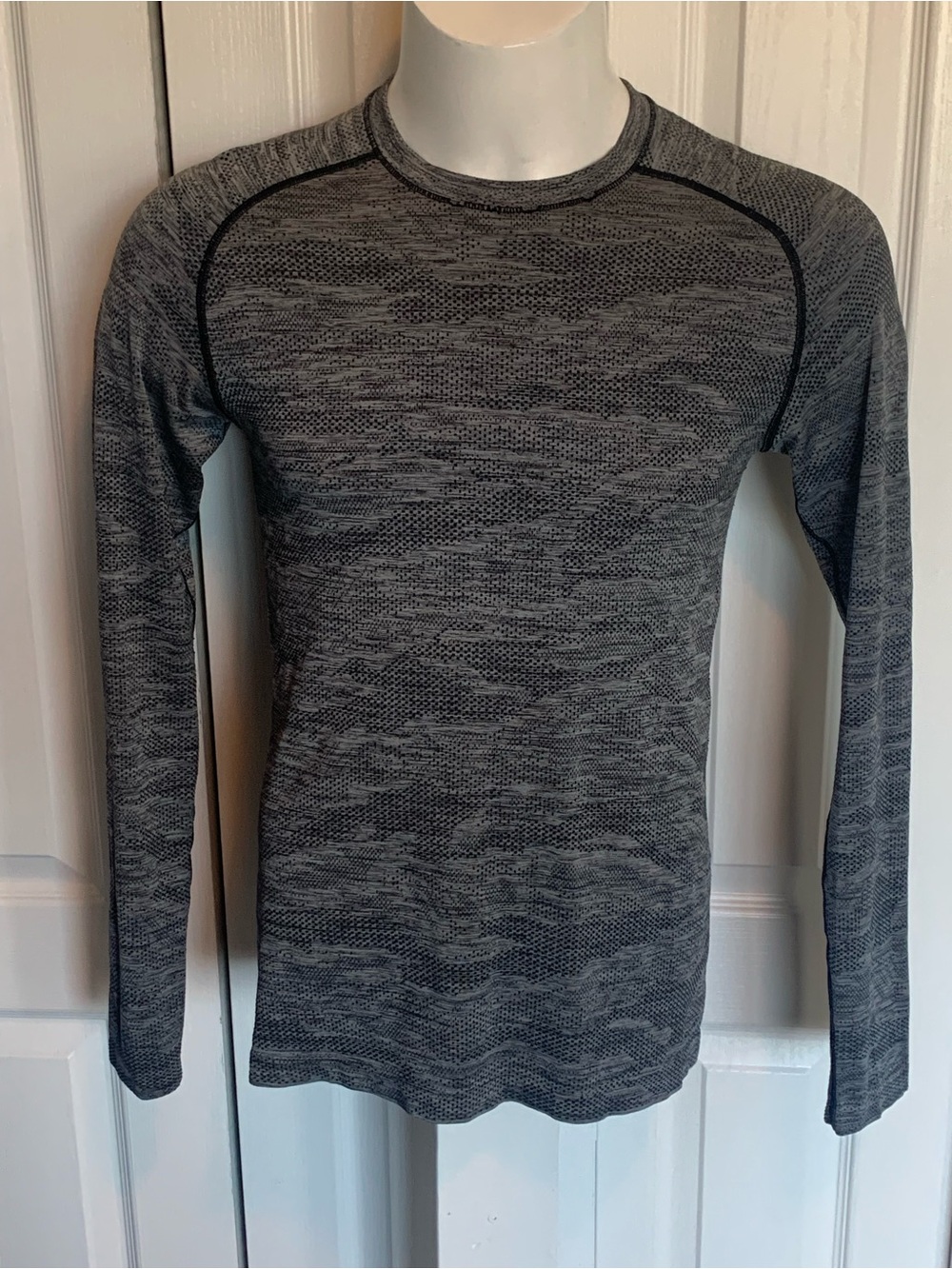 Men's Lululemon Gray Camo Long-Sleeve Performance Shirt
